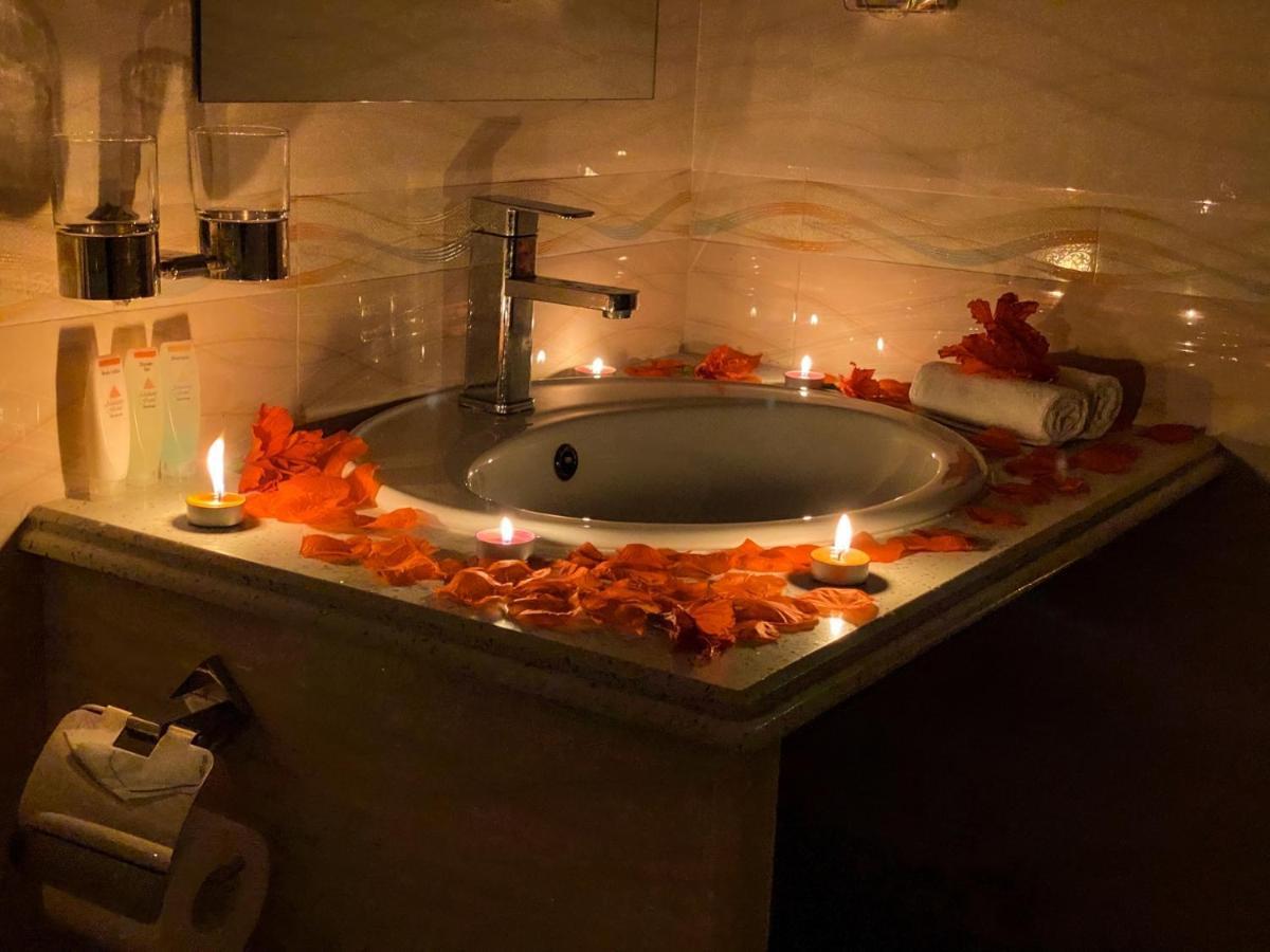 Abuharee Grand Hotell Addu City Exteriör bild
