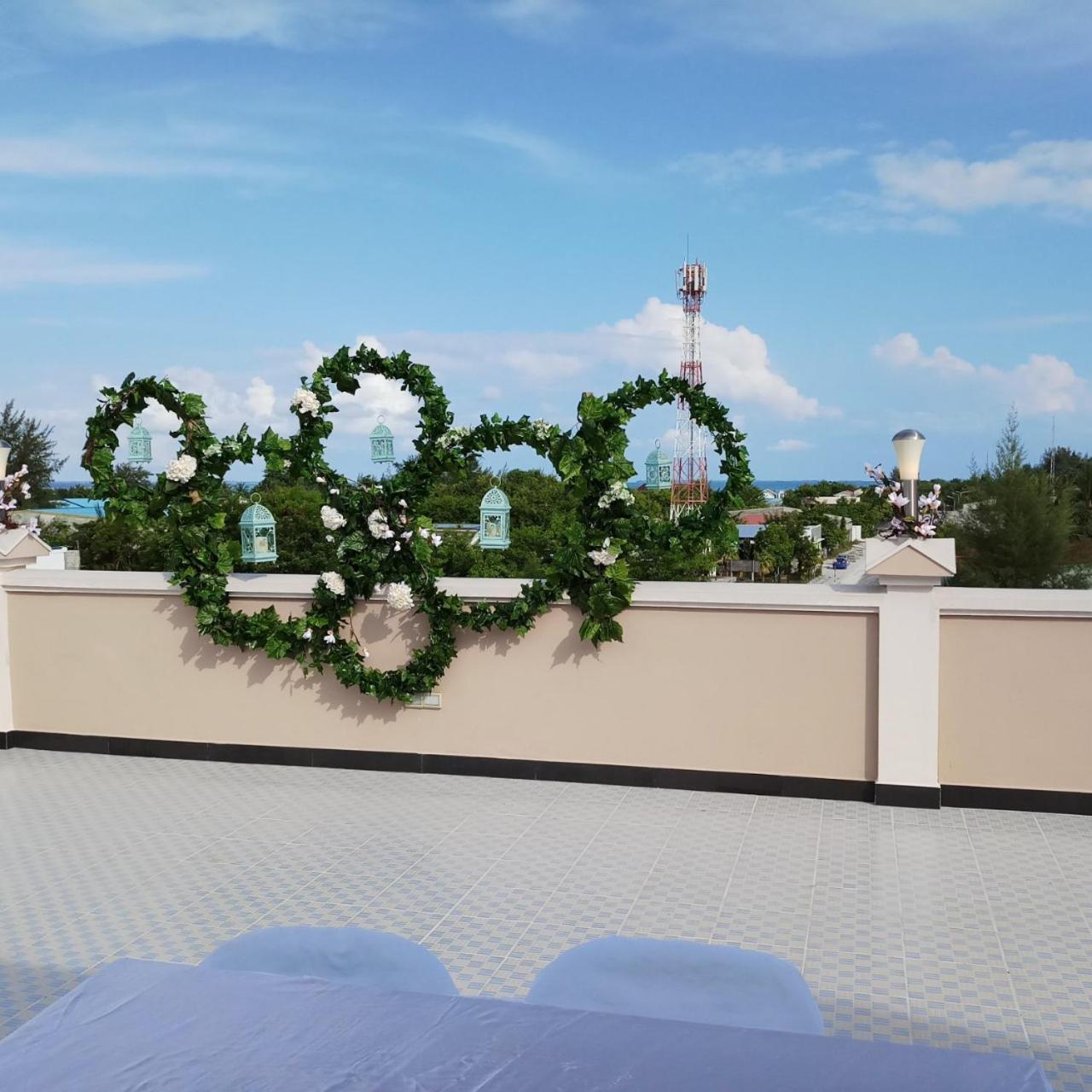 Abuharee Grand Hotell Addu City Exteriör bild
