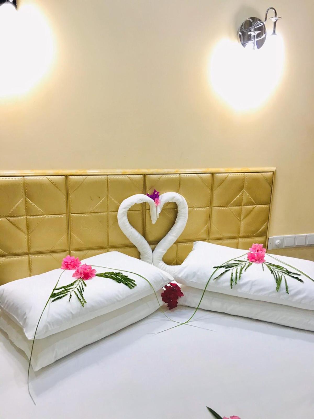 Abuharee Grand Hotell Addu City Exteriör bild