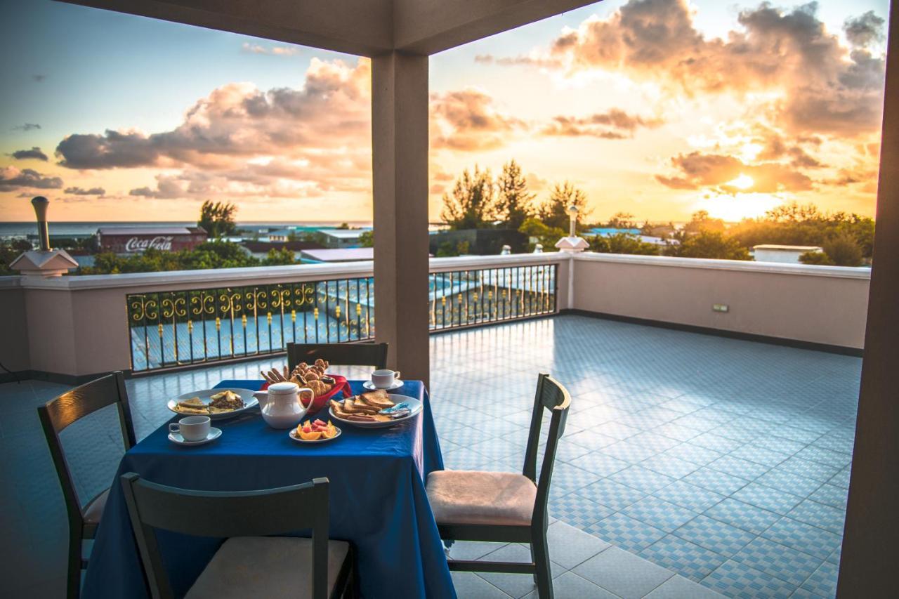 Abuharee Grand Hotell Addu City Exteriör bild