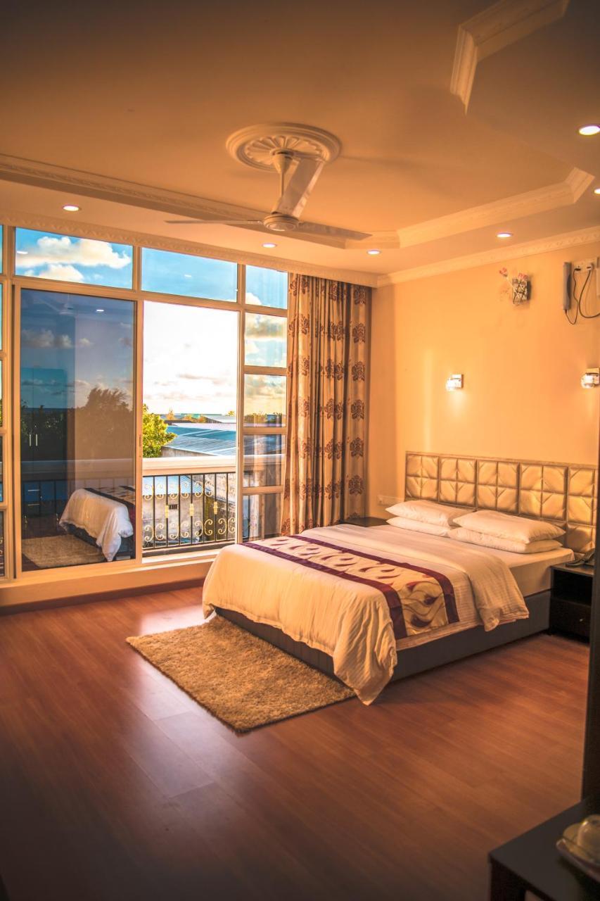 Abuharee Grand Hotell Addu City Exteriör bild