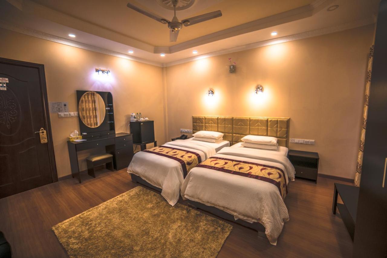 Abuharee Grand Hotell Addu City Exteriör bild