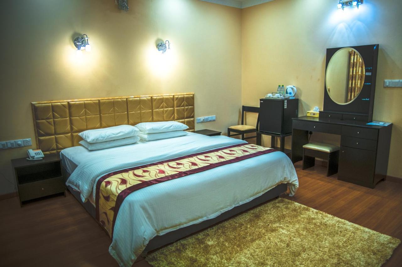 Abuharee Grand Hotell Addu City Exteriör bild