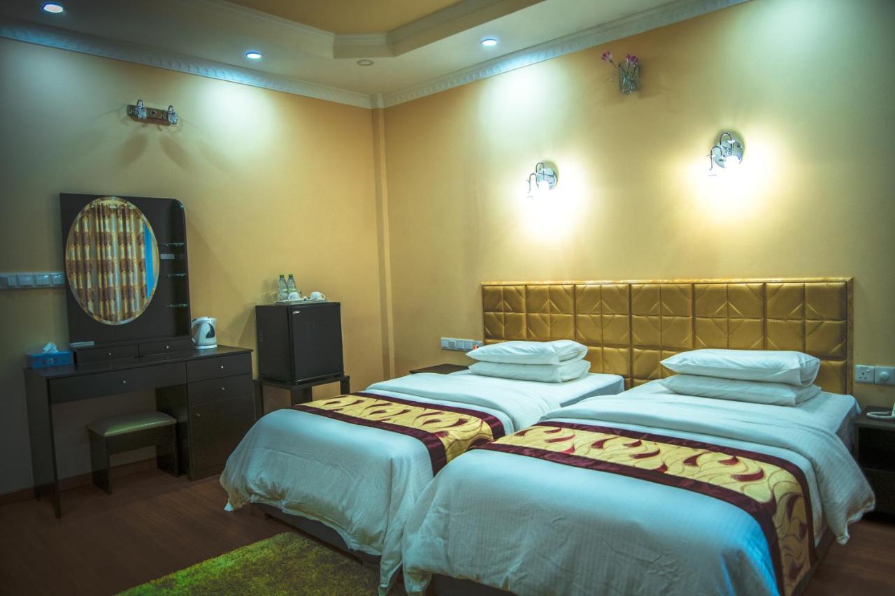 Abuharee Grand Hotell Addu City Exteriör bild